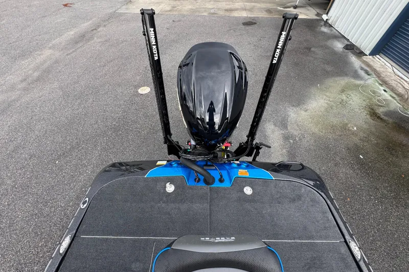 Slide: The Image of Top view of a 2026 Skeeter ZXE20 boat with Minn Kota trolling motor. - 20