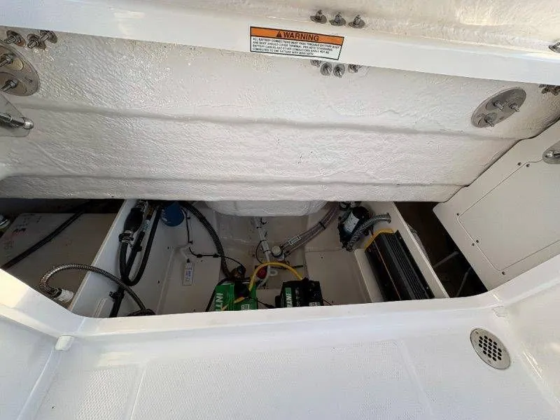 Slide: The Image of Robalo R230 Center Console 2026 - 19