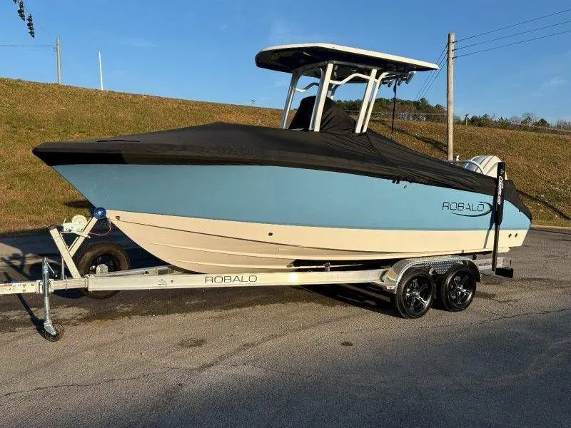 Slide: The Image of Robalo R230 Center Console 2026 - 37