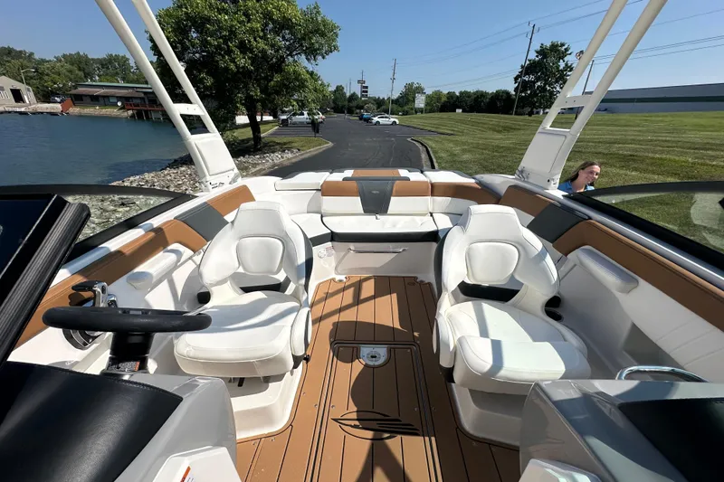 Slide: The Image of 2026 CHAPPARRAL 23 SSi boat interior with white seating and sleek design. - 18