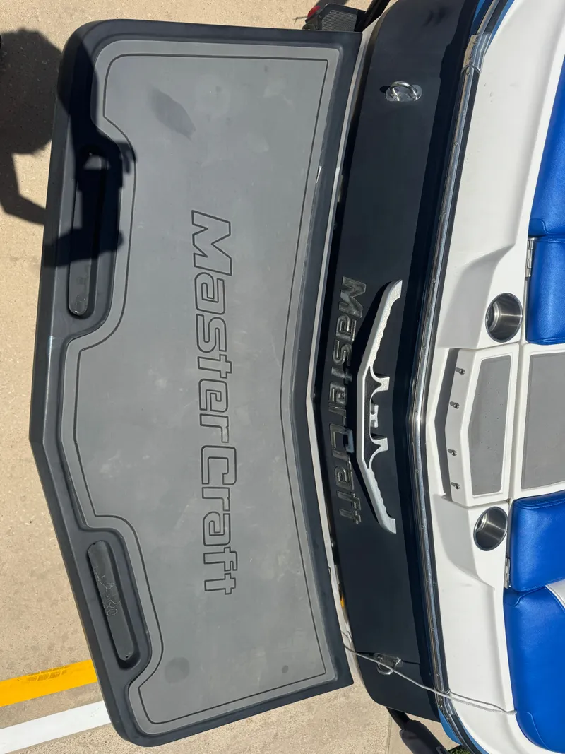Slide: The Image of MasterCraft XT22 2020 - 10