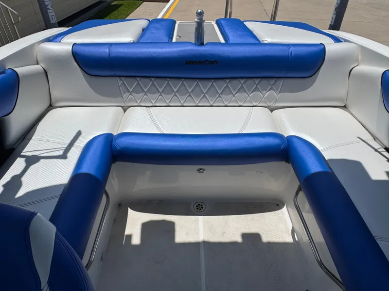 Slide: The Image of MasterCraft XT22 2020 - 21