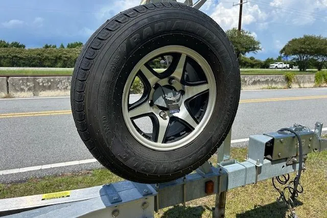 Slide: The Image of Spare tire mounted on a trailer for a 2021 Sea Hunt Gamefish 25 boat. - 42