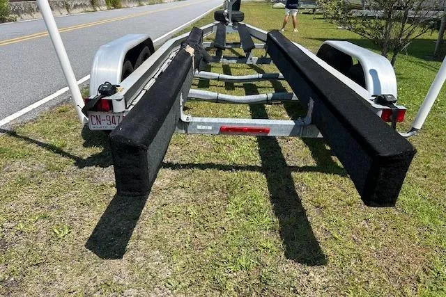 Slide: The Image of Trailer for 2021 Sea Hunt Gamefish 25 on roadside grass. - 44