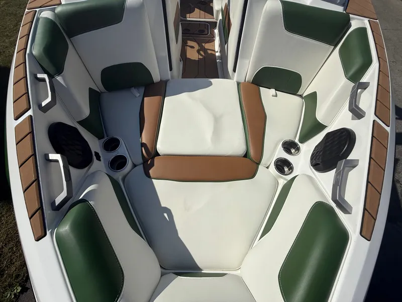Slide: The Image of Malibu Wakesetter 22 LSV 2022 - 716