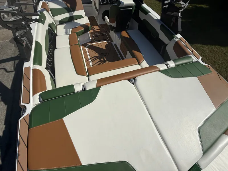 Slide: The Image of Malibu Wakesetter 22 LSV 2022 - 720