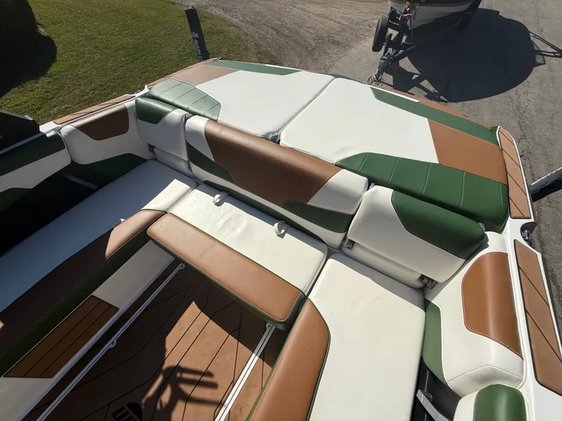 Slide: The Image of Malibu Wakesetter 22 LSV 2022 - 721