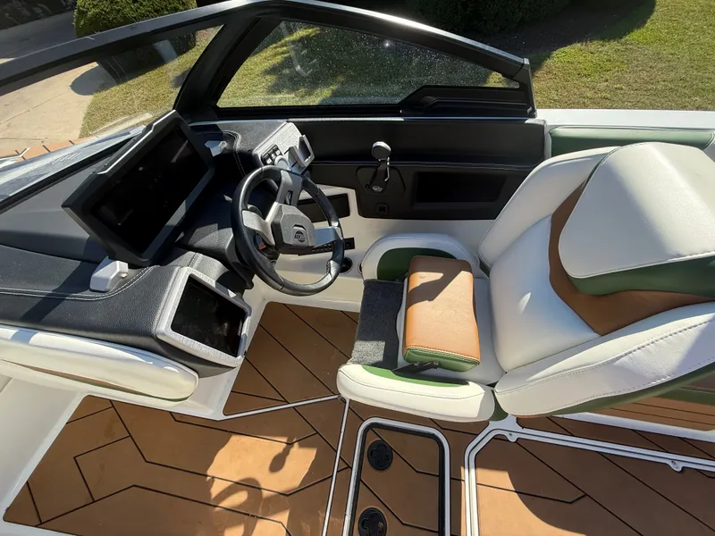 Slide: The Image of Malibu Wakesetter 22 LSV 2022 - 726