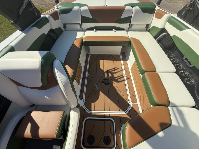 Slide: The Image of Malibu Wakesetter 22 LSV 2022 - 730