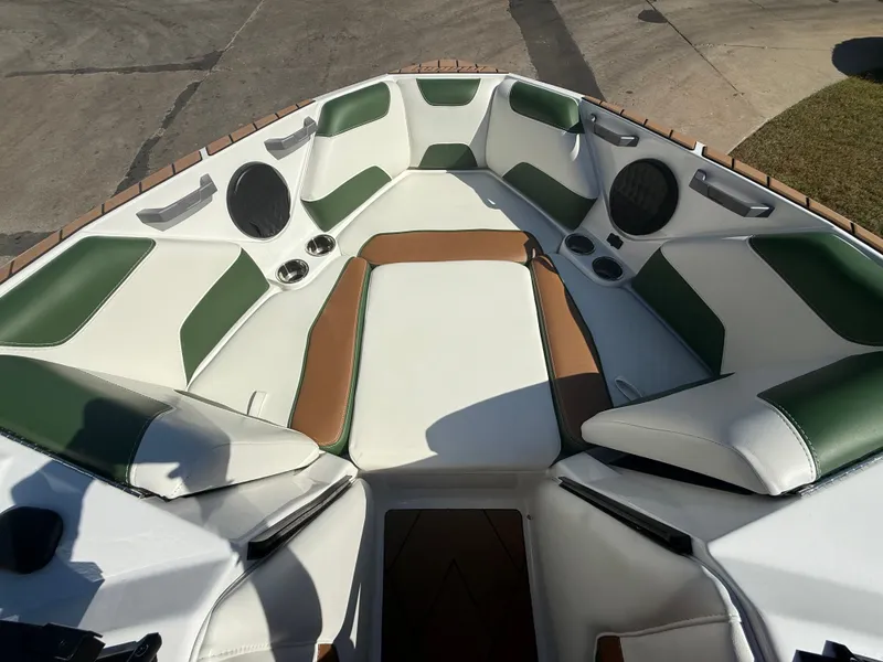 Slide: The Image of Malibu Wakesetter 22 LSV 2022 - 782