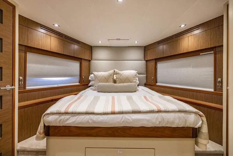 Slide: The Image of Hatteras 80 Motor Yacht 2013 - 104