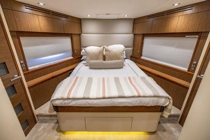 Slide: The Image of Hatteras 80 Motor Yacht 2013 - 105