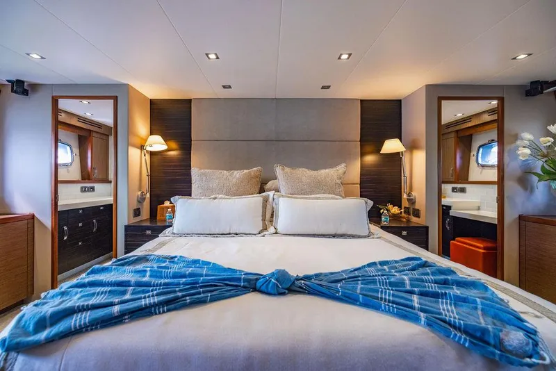 Slide: The Image of Hatteras 80 Motor Yacht 2013 - 124