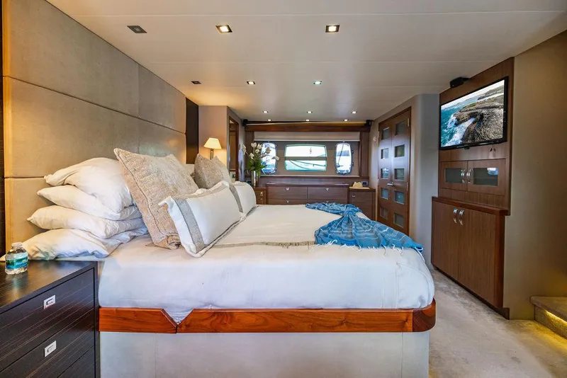 Slide: The Image of Hatteras 80 Motor Yacht 2013 - 127