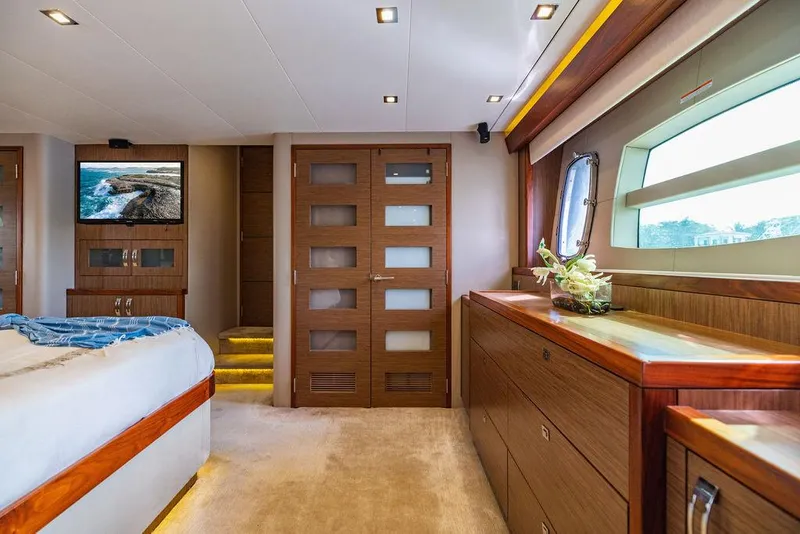 Slide: The Image of Hatteras 80 Motor Yacht 2013 - 129