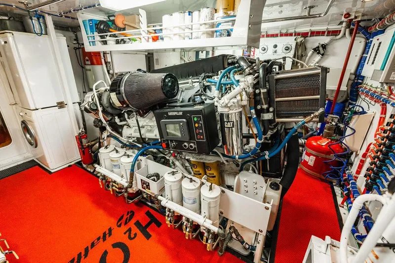 Slide: The Image of Hatteras 80 Motor Yacht 2013 - 158