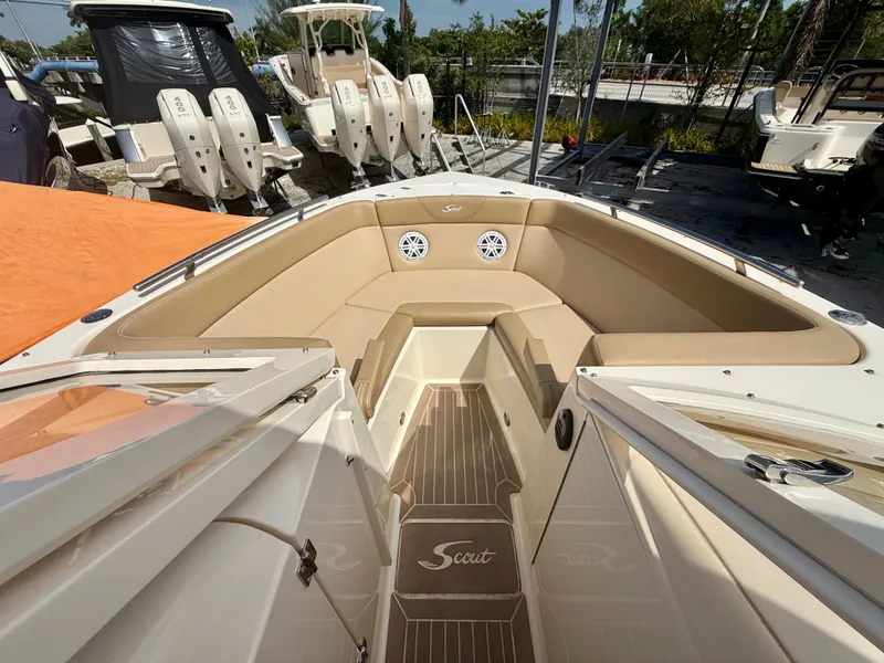 Slide: The Image of Scout 235 Dorado 2021 - 12