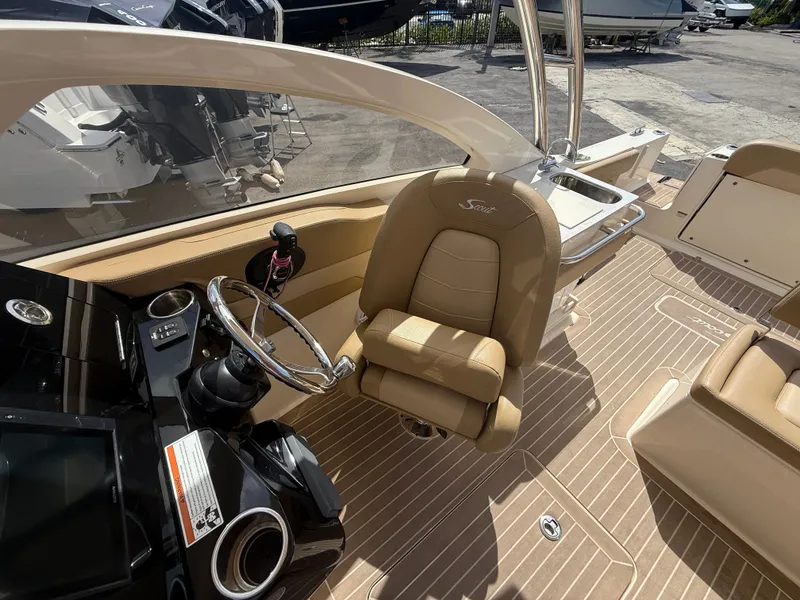 Slide: The Image of Scout 235 Dorado 2021 - 4