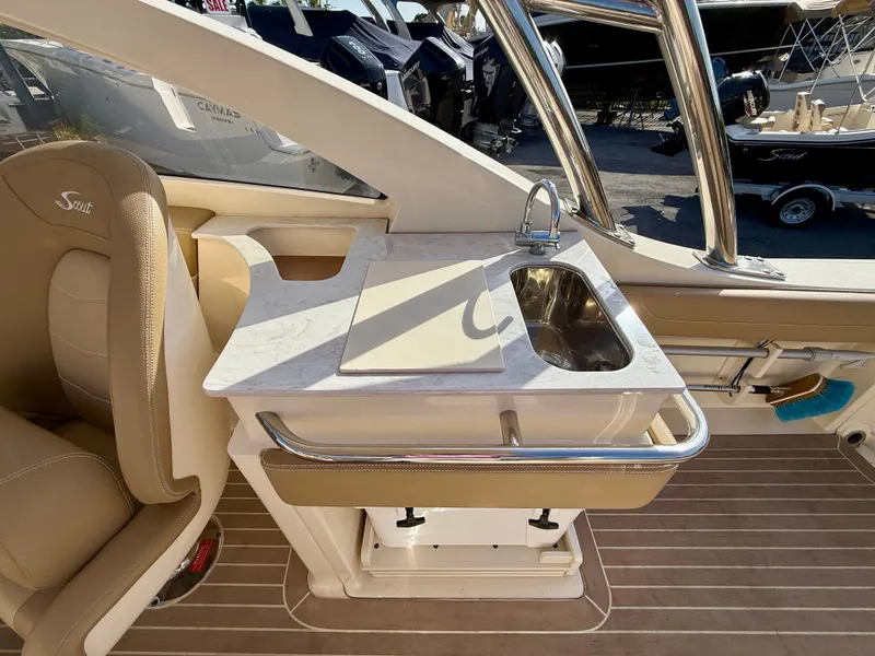 Slide: The Image of Scout 235 Dorado 2021 - 5