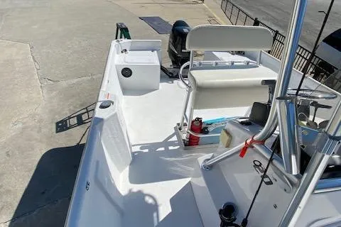 Slide: The Image of 2009 PRO LITE 20 CC boat with seating and equipment on deck. - 8