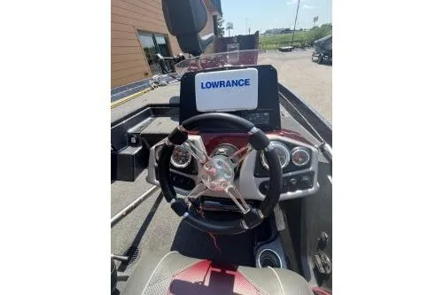 Slide: The Image of 2020 Ranger Z175 boat dashboard with Lowrance navigation system and steering wheel. - 6