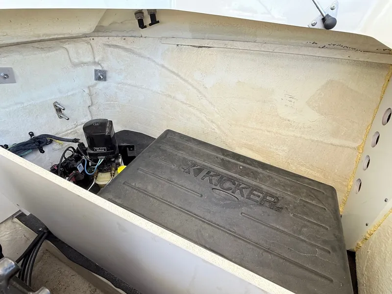 Slide: The Image of Crownline Boats 220 LS 2008 - 25