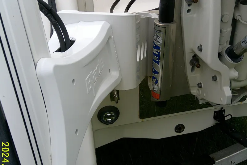 Slide: The Image of 2021 Robalo 246 Cayman boat with Atlas hydraulic jack plate detail. - 8