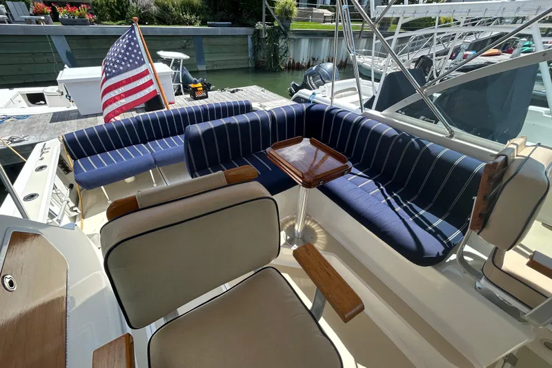 Slide: The Image of Helm of 2005 Hunt Yachts Surfhunter 33 with steering wheel and control panel. - 8