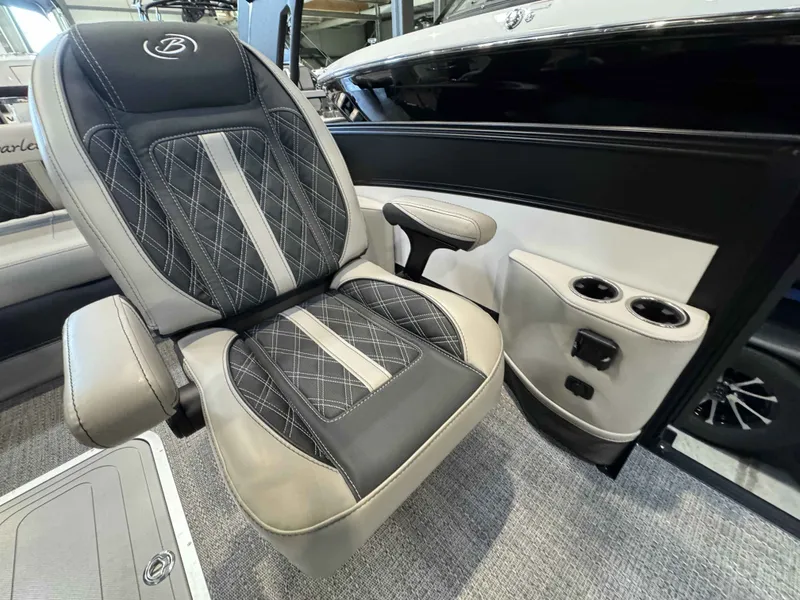 Slide: The Image of Luxurious seating in Barletta LUSSO 25UCAT 2026 boat. - 33