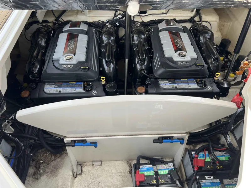 Slide: The Image of Sea Ray 310SLX 2020 - 27