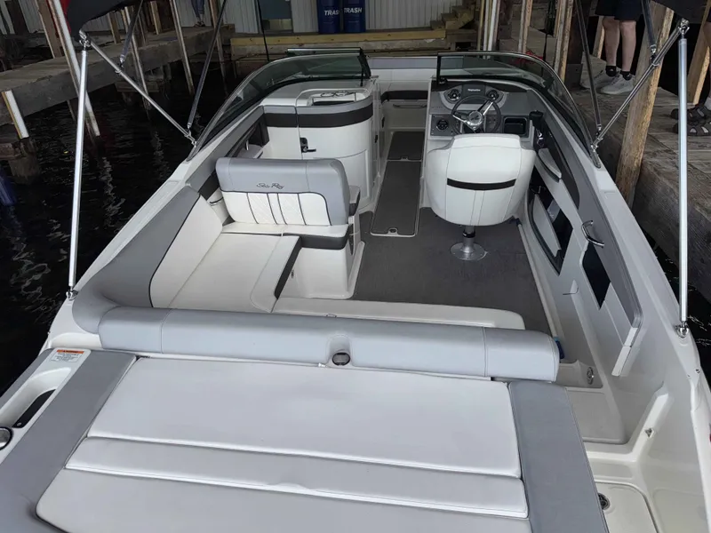 Slide: The Image of Sea Ray 240 Sundeck 2016 - 4