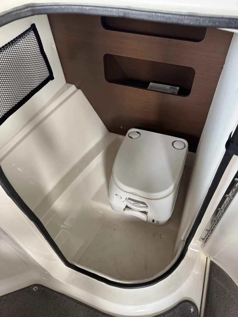 Slide: The Image of Sea Ray 240 Sundeck 2016 - 9