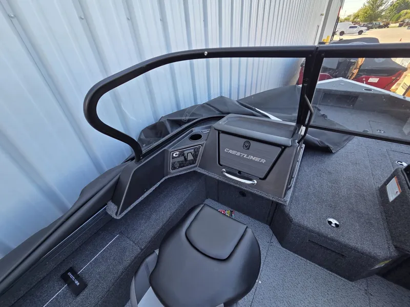 Slide: The Image of Crestliner 2050 Fish Hawk 2026 - 19
