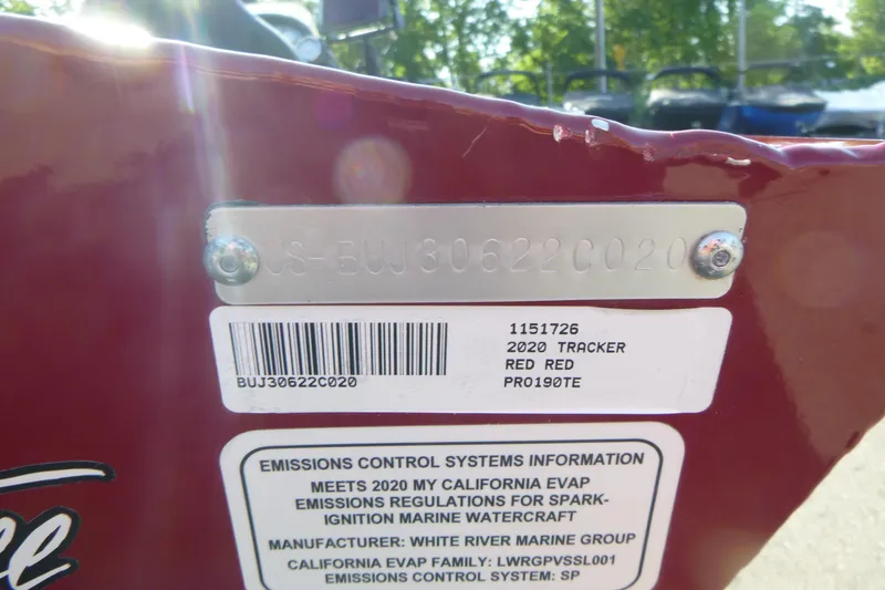 Slide: The Image of 2020 Tracker Pro Team 190 TX boat identification and emissions label in sunlight. - 18