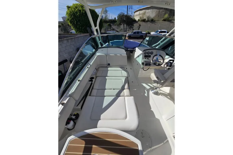 Slide: The Image of 2014 Boston Whaler 270 Vantage boat interior with seating and control panel. - 43