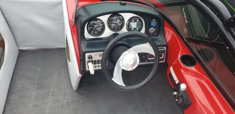 Slide: The Image of 2004 MB B52-21 V/SK boat dashboard with steering wheel and gauges. - 6