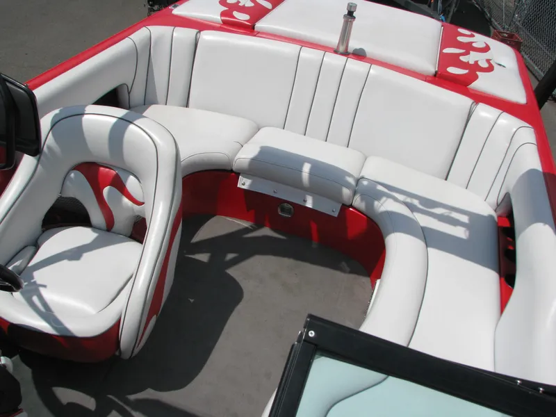 Slide: The Image of 2004 MB B52-21 V/SK boat interior with white and red seating arrangement. - 8