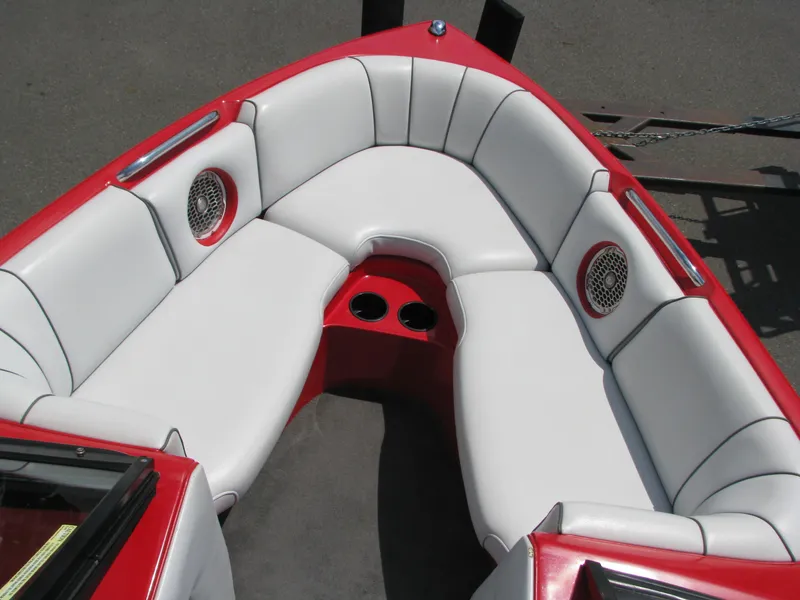 Slide: The Image of 2004 MB B52-21 V/SK boat interior with white and red seating, cup holders, and speakers. - 9