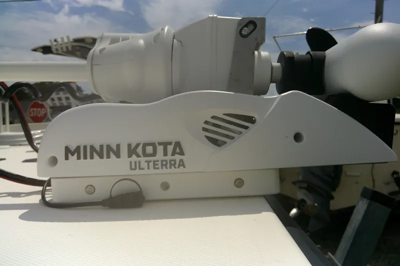 Slide: The Image of Minn Kota Ulterra motor on 2008 KenCraft 2260 BAYRIDER boat, sunny day. - 7