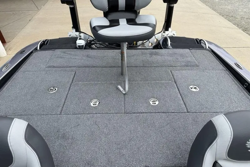 Slide: The Image of 2019 Phoenix 921 PRO XP boat deck with gray carpet and seating. - 23