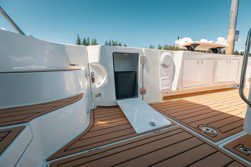 Slide: The Image of 2025 Lindell 48' yacht deck with sleek design and modern amenities. - 36