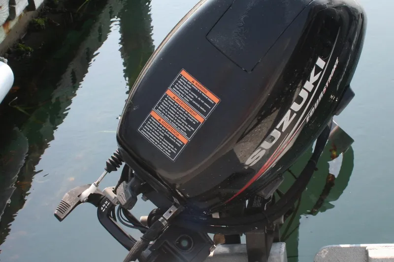 Slide: The Image of Outboard motor on 2007 Harbercraft 2425 Pilot House, Suzuki four-stroke engine. - 24