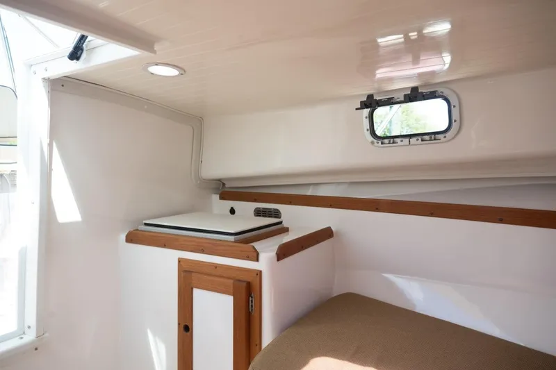 Slide: The Image of Interior cabin of 2004 Hunt Yachts Surfhunter 25, featuring a compact, cozy design. - 27