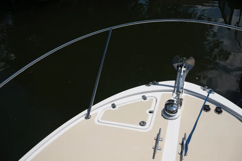 Slide: The Image of Bow of 2004 Hunt Yachts Surfhunter 25 with anchor and railing. - 39