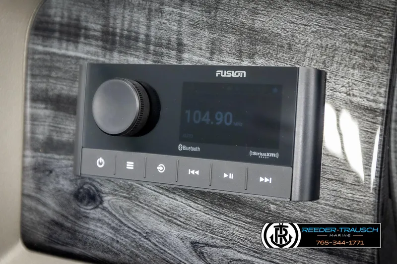 Slide: The Image of Fusion marine stereo system on Avalon LSZ VRB 2026, featuring Bluetooth and SiriusXM capabilities. - 32
