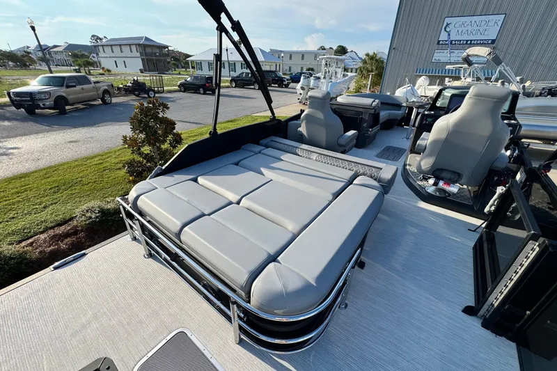 Slide: The Image of 2026 Bennington 24 MSB pontoon boat with luxurious seating at Grander Marine dealership. - 18