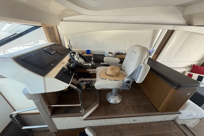 Slide: The Image of Sea Ray 510 Fly 2017 - 26