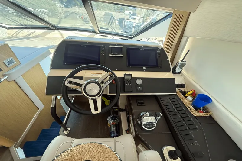 Slide: The Image of Sea Ray 510 Fly 2017 - 27