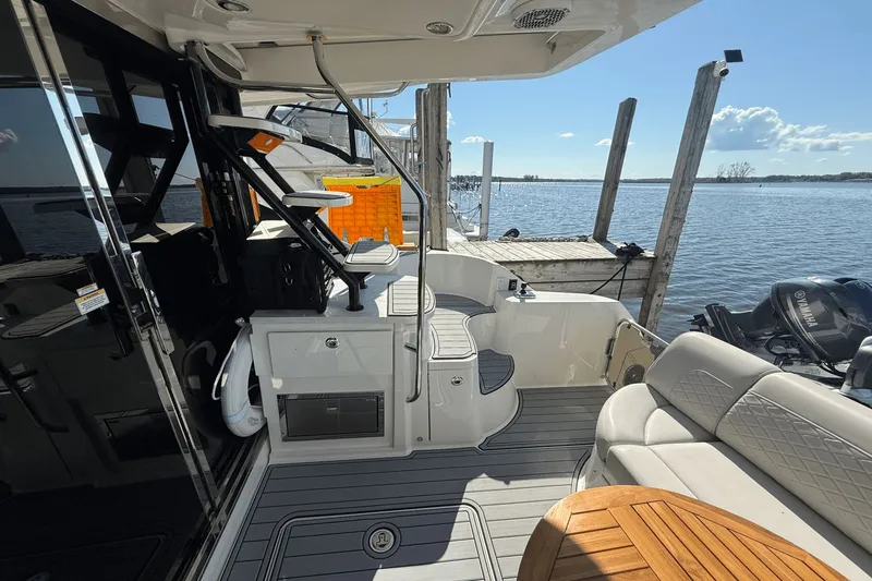 Slide: The Image of Sea Ray 510 Fly 2017 - 7