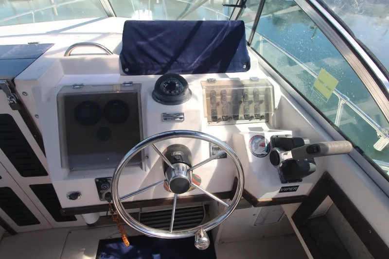 Slide: The Image of 1992 Grady-White Gulfstream 232 boat helm with steering wheel and controls. - 11